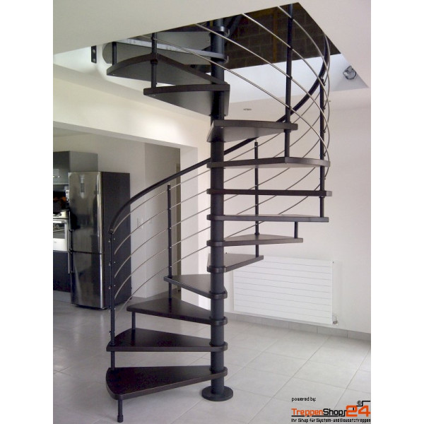 Spindeltreppe Campanula Ø 120 cm mit 12 Steigungen (11 Stufen + Austrittspodest 60° inkl. Podestgeländer) für eine Geschoßhöhe von 228 - 258 cm, Stufen und Podest aus Buche gebeizt und fertig lackiert, inkl. Relinggeländer mit seg. Stahlhandlauf.