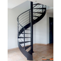 Spindeltreppe Rosa C Steel Ø 190 cm, 12 Steigungen (11 Stufen + Podest), Geschosshöhe 216 - 258 cm, Stufen, Podest und Außenwange aus Stahlblech 10 mm, inkl. Relinggeländer mit Stahlhandlauf Ø42,4 mm und 6 Untergurten aus Edelstahl Ø10 mm, alle Metallteile pulverbeschichtet.
