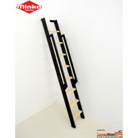 Raumspartreppe Strong zum an die Wand klappen mit 6 / 8 / 10 oder 12 Stufen für eine senkrechte Höhe bis 290 cm. Treppenbreite 36,5 cm, stabile Stahlwangen geteilt, Stufen 80 mm tief aus Fichte 27 mm stark, Metallteile pulverbeschichtet weiß oder schwarz