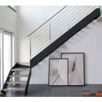 Stahlwangentreppe Ibisco D Fascia als Maßanfertigung gerade aus Buche natur oder gebeizt, Materialstärke ca. 40 mm, alle Metallteile pulverbeschichtet, ohne Geländer. Stahlwangen abgetrepppt in Zick-Zack Form haben eine Stärke von 10 mm  die Höhe ist abhängig von der Länge der Wangen und den statischen Erfordernissen.