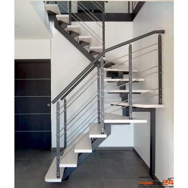 Mittelholmtreppe Geranio C als Maßanfertigung gerade Stufen aus Buche natur oder gebeizt, Materialstärke ca. 40 mm, Mittelholm aus Stahl 100 x 100 mm, optional mit Geländer aus Doppelflachstahl Pfosten 40 x 8 mm mit 6 durchlaufenden Untergurten Stahl Ø10 mm und einem Holzhandlauf Ø50 mm oder Stahlhandlauf Ø42 mm, alle Metallteile pulverbeschichtet.