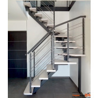 Mittelholmtreppe Geranio C als Maßanfertigung gerade Stufen aus Buche natur oder gebeizt, Materialstärke ca. 40 mm, Mittelholm aus Stahl 100 x 100 mm, optional mit Geländer aus Doppelflachstahl Pfosten 40 x 8 mm mit 6 durchlaufenden Untergurten Stahl Ø10 mm und einem Holzhandlauf Ø50 mm oder Stahlhandlauf Ø42 mm, alle Metallteile pulverbeschichtet.