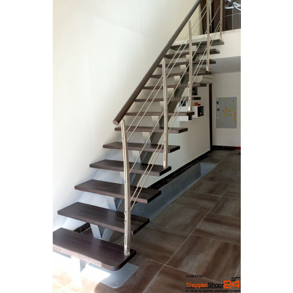 Mittelholmtreppe Geranio K Inox als Maßanfertigung gerade Stufen aus Buche natur oder gebeizt, Materialstärke ca. 40 mm, Mittelholm aus Stahl 100 x 100 mm, optional mit Geländer aus Pfosten Edelstahl 40x8 mm mit 6 durchlaufenden Untergurten Edelstahl Ø 10 mm und einem Edelstahlhandlauf Ø42 mm oder Holzandlauf Ø 50 mm, alle Metallteile pulverbeschichtet.