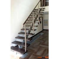 Mittelholmtreppe Geranio K Inox als Maßanfertigung gerade Stufen aus Buche natur oder gebeizt, Materialstärke ca. 40 mm, Mittelholm aus Stahl 100 x 100 mm, optional mit Geländer aus Pfosten Edelstahl 40x8 mm mit 6 durchlaufenden Untergurten Edelstahl Ø 10 mm und einem Edelstahlhandlauf Ø42 mm oder Holzandlauf Ø 50 mm, alle Metallteile pulverbeschichtet.
