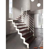 Stahlwangentreppe Ibisco T Monolama als Maßanfertigung gerade mit Stufen aus Buche natur oder gebeizt, Materialstärke ca. 40 mm, alle Metallteile pulverbeschichtet, optional mit Geländer mit Pfosten und Handlauf und 5 Untergurten aus Flachstahl 40 x 8 mm. Die Wandwange ist abgetrepppt in Zick-Zack Form hat eine Stärke von 10 mm  die Höhe ist abhängig von der Länge der Wangen und den statischen Erfordernissen.