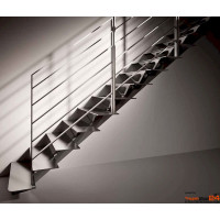 Mittelholmtreppe Zen T Steel als Maßanfertigung gerade mit Stufen aus Buche natur oder gebeizt, Materialstärke ca. 40 mm, alle Metallteile pulverbeschichtet, optional mit Geländer mit Pfosten aus Flachstahl 40 x 8 mm mit 2 bis 5 Untergurten und einem Handlauf. Mittelholm aus Stahlprofil 100 x 100 mm alle Metallteile pulverbeschichtet.