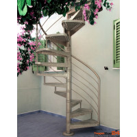 Spindeltreppe Gladiolo Zink Ø 170 cm mit 12 Steigungen (11 Stufen + Podest) aus Riffelblech inkl. Austrittspodest sowie Treppen- und Podestgeländer mit 5 Untergurten Ø 10 mm und Stahlhandlauf Ø 42,4 mm. Alle Stahlteile feuerverzinkt gegen Mehrpreis auch pulverbeschichtet möglich.