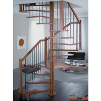 quadratische Spindeltreppe Ginestra 190 x 190 cm, 12 Steigungen (11 Stufen + Podest) aus Buche, optional mit Geländer aus Holzpfosten 6 x 6 cm, Holzhandlauf 70 x 4 cm und senkrechten Geländerstäben Ø 16 mm aus Metall. Alle Holzteile Buche Natur oder gebeizt und fertig lackiert.