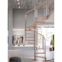 quadratische Spindeltreppe Peonia 130 x 130 cm, 12 Steigungen (11 Stufen + Podest) aus Buche, optional mit Geländer aus Edelstahlpfosten Ø 33 mm, Holzhandlauf Ø 50 mm und 6 Untergurten Ø 10 mm aus Edelstahl. Alle Holzteile Buche Natur oder gebeizt und fertig lackiert.