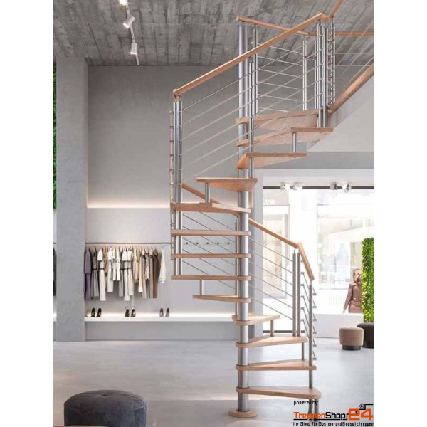 quadratische Spindeltreppe Peonia 190 x 190 cm, 12 Steigungen (11 Stufen + Podest) aus Buche, optional mit Geländer aus Edelstahlpfosten Ø 33 mm, Holzhandlauf Ø 50 mm und 6 Untergurten Ø 10 mm aus Edelstahl. Alle Holzteile Buche Natur oder gebeizt und fertig lackiert.